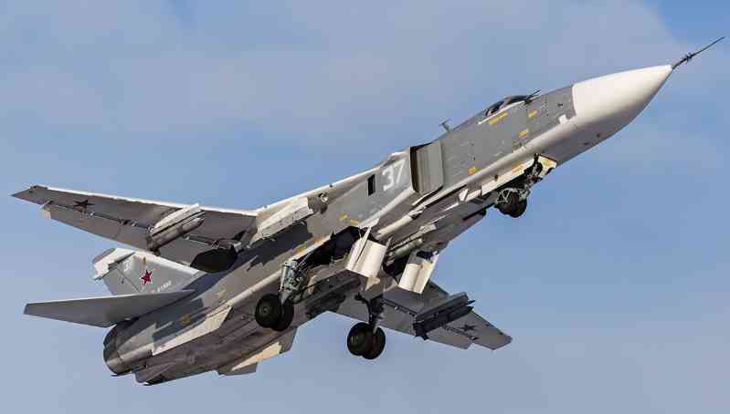 The main tactical reconnaissance aircraft of the Russian Aerospace Forces is still the old and outdated Su-24MR (pictured above). Moreover, since the air defense suppression of the Ukrainian army has not been completed, Russia will not easily risk entering the enemy’s airspace for reconnaissance. The number of military and civilian reconnaissance satellites that Russia can use is also at an absolute disadvantage compared to NATO. There is a shortage of advanced unmanned reconnaissance aircraft. The full range of battlefield information support capabilities provided by the NATO ISR (intelligence, surveillance and reconnaissance) fleets densely distributed around Ukraine are also beyond the reach of the Russian army (for example, the RQ-4 