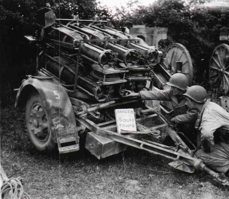 US military personnel are studying a captured 28/32 cm Nebelwerfer 41 rocket launcher 