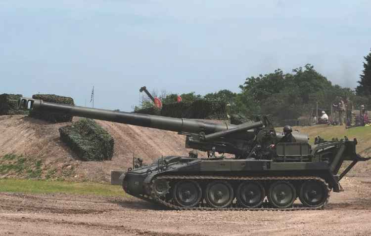 Early self-propelled artillery was essentially just a self-propelled gun carriage. In addition to its superior mobility and deployment and withdrawal time over towed artillery, its firing command method was essentially the same as that of traditional towed artillery. 