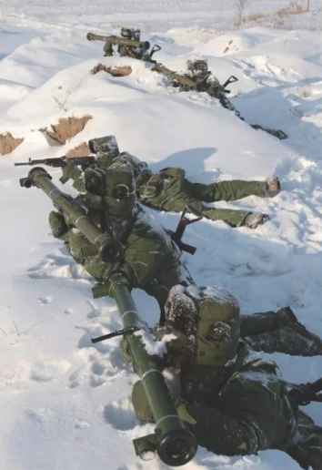  Artillery scout training uses rangefinder 