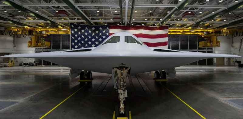 B-21 front view. From this angle, the air intake is very small, but the longitudinal septum of the air intake and the reverse swept upper lip can be seen. The estimated take-off weight is 100-120 tons, the range is 8000-10,000 kilometers, the bomb load is 15-18 tons, and the production volume exceeds 100. 