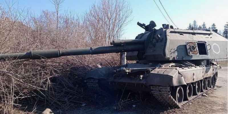 Due to the small number of mobile forces and other reasons, once the Ukrainian army concentrated its superior forces and rushed through the weak front positions of the Russian army under fierce artillery fire, or bypassed the front positions, the retreat of the battalion tactical group was almost inevitable. Due to the lack of troops to guard the artillery positions and the low proportion of support and guarantee forces, the Russian army often abandoned a large number of equipment during the retreat. The picture shows the 2S19 self-propelled howitzer abandoned by the Russian army. 