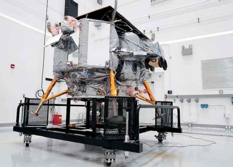 The Peregrine commercial lunar lander carried by the Vulcan rocket 