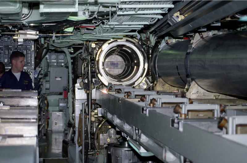 The Los Angeles class adopts a water pressure balance launch method. During launch, the launch cylinder injects high-pressure gas into the cylinder. The small piston in the cylinder drives the large piston in the water cylinder through the connecting rod, presses seawater into the launch tube at high speed, and pushes the torpedo out. 
