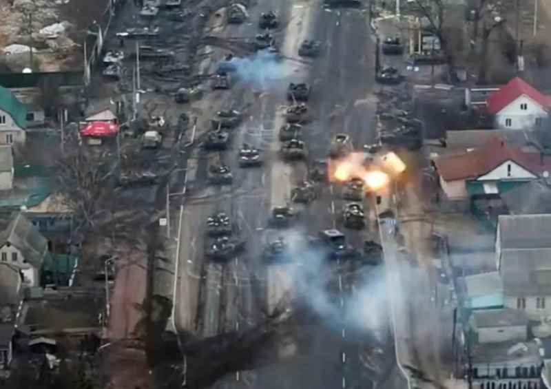 Ukrainian drones recorded a scene of a Russian armored unit being attacked. 